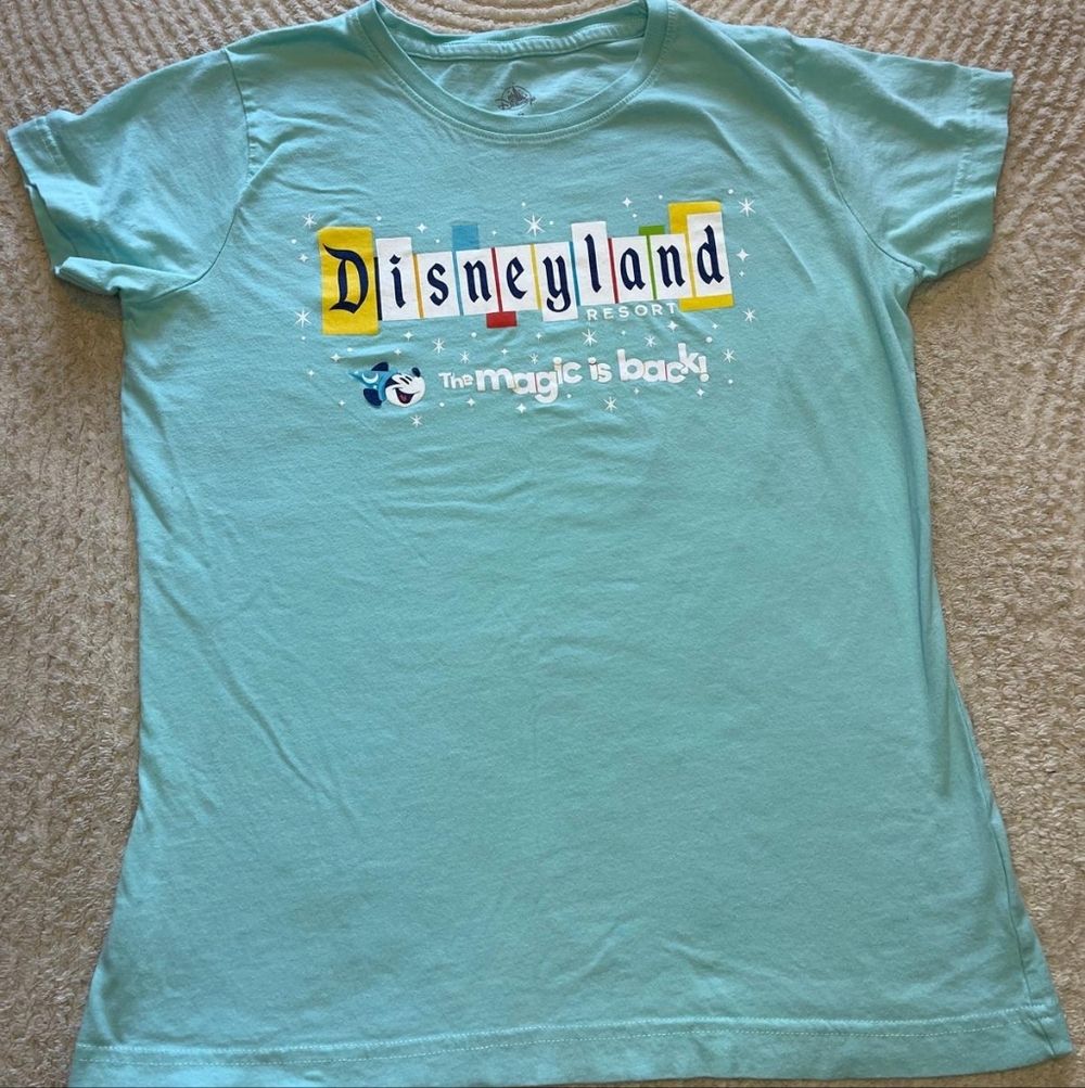 Disney Disneyland Resort The Magic is Back Light Blue Adult T-Shirt Size M